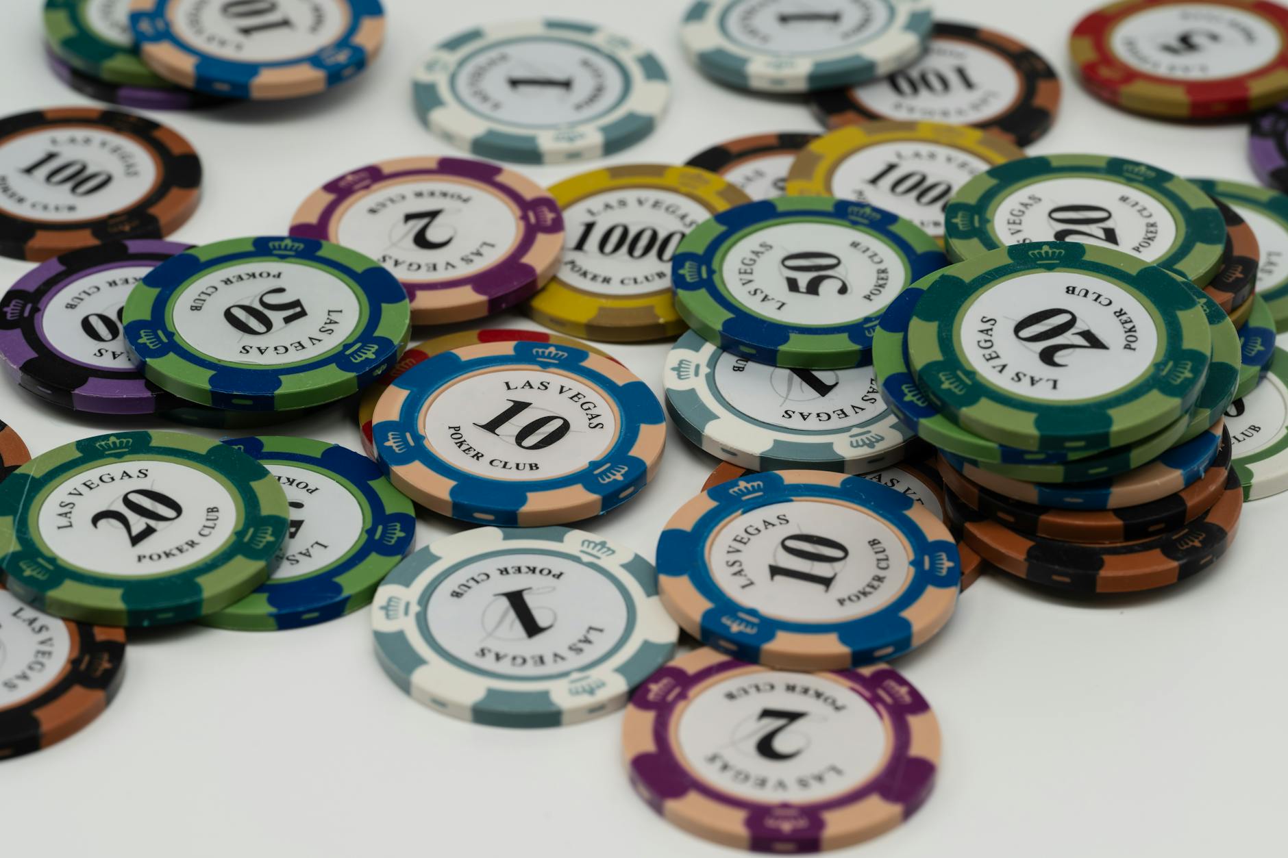 Chip Baccarat trên bàn thể hiện việc quản lý vốn khi theo cầu