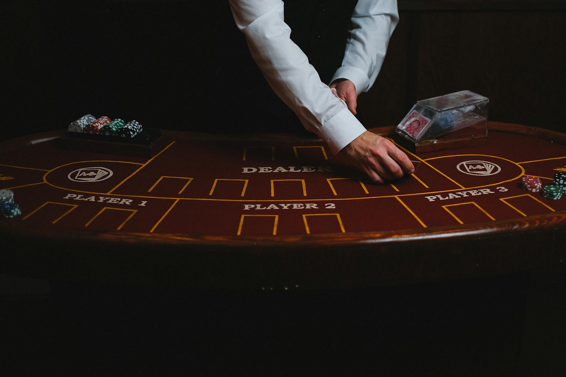 Người chơi blackjack đang so sánh điểm bài với lá ngửa của nhà cái