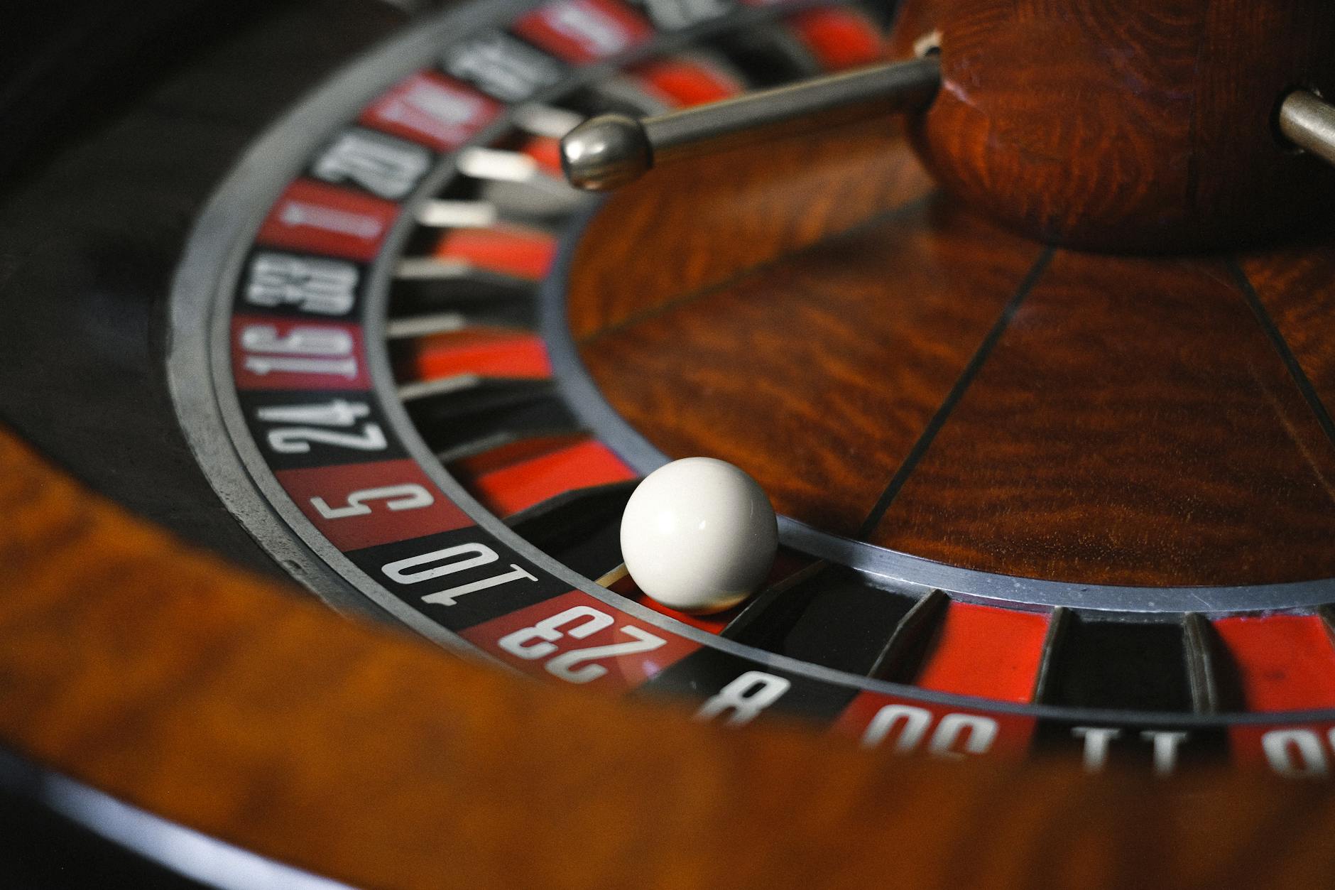 Cận cảnh bánh xe roulette châu mỹ với ô 0 và 00