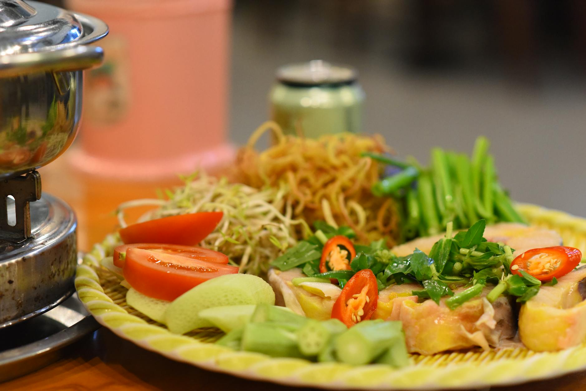 Hai chiến kê đối đầu trong một trận gà đá với tư thế sẵn sàng nhập cuộc