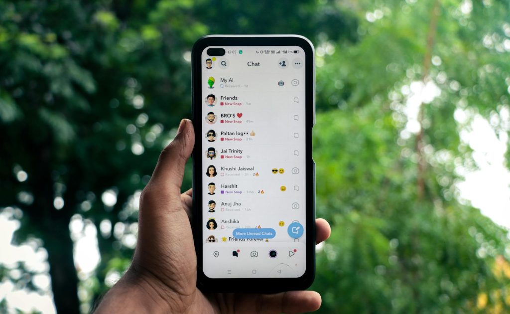 Người dùng đang mở cửa sổ live chat hỗ trợ trên điện thoại