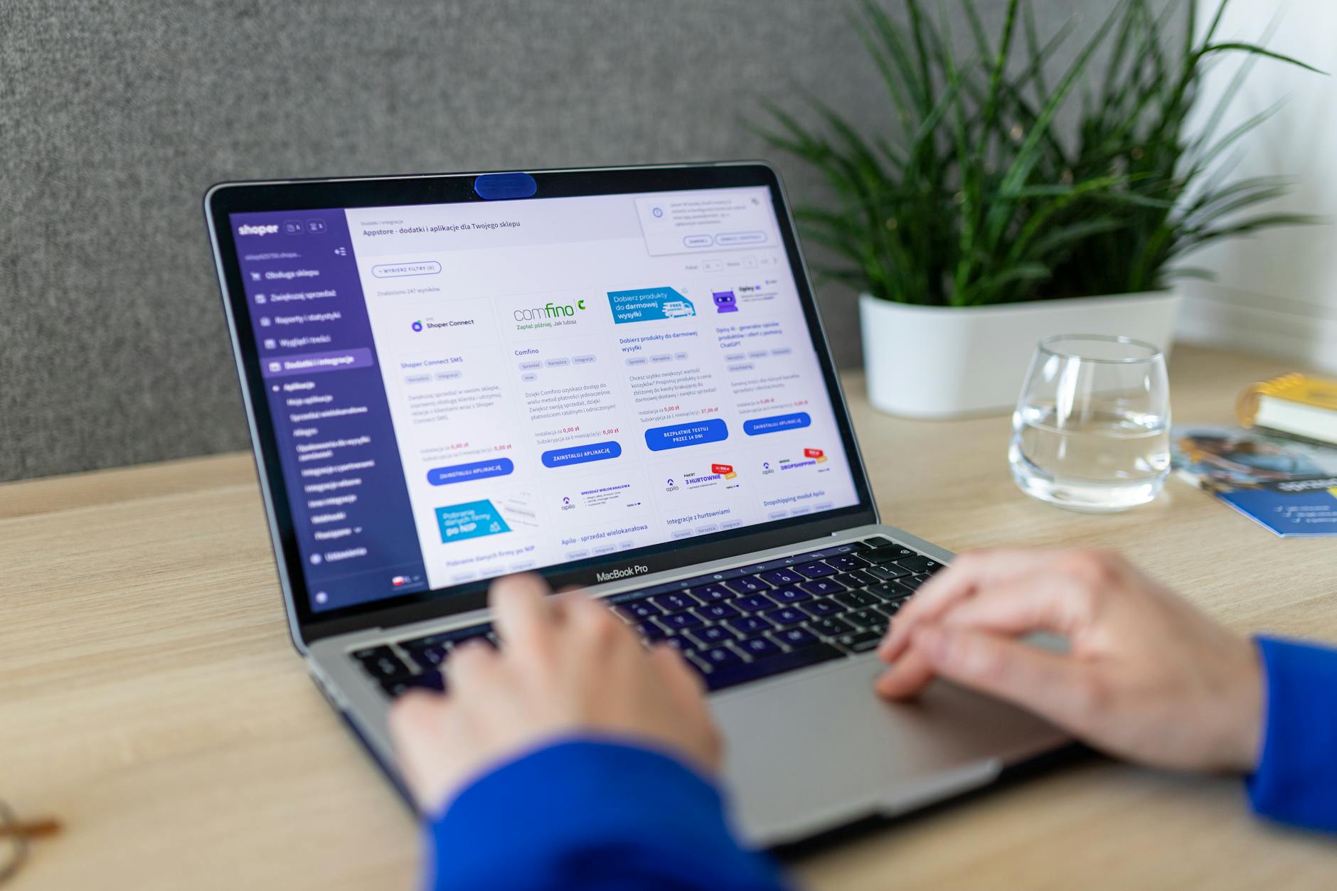 Người dùng tìm mục hỗ trợ và liên hệ trên giao diện website