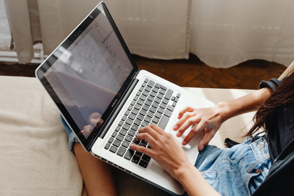Người dùng đăng ký chương trình đại lý trực tuyến trên laptop