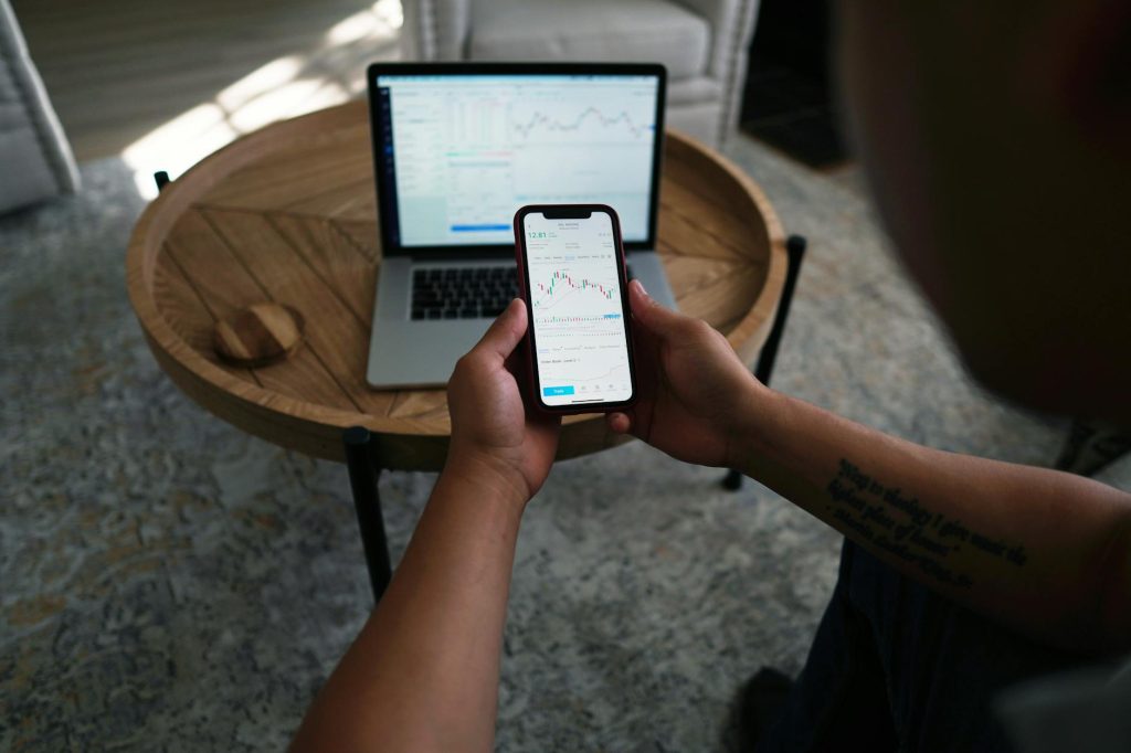 Người dùng kiểm tra kết nối mạng khi không truy cập được website
