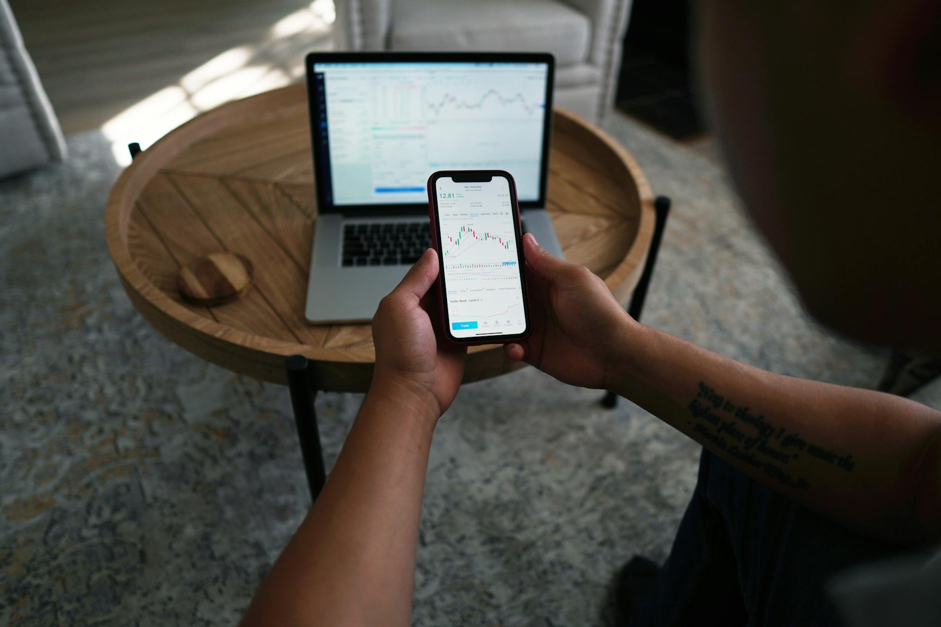 Người dùng kiểm tra kết nối mạng khi không truy cập được website