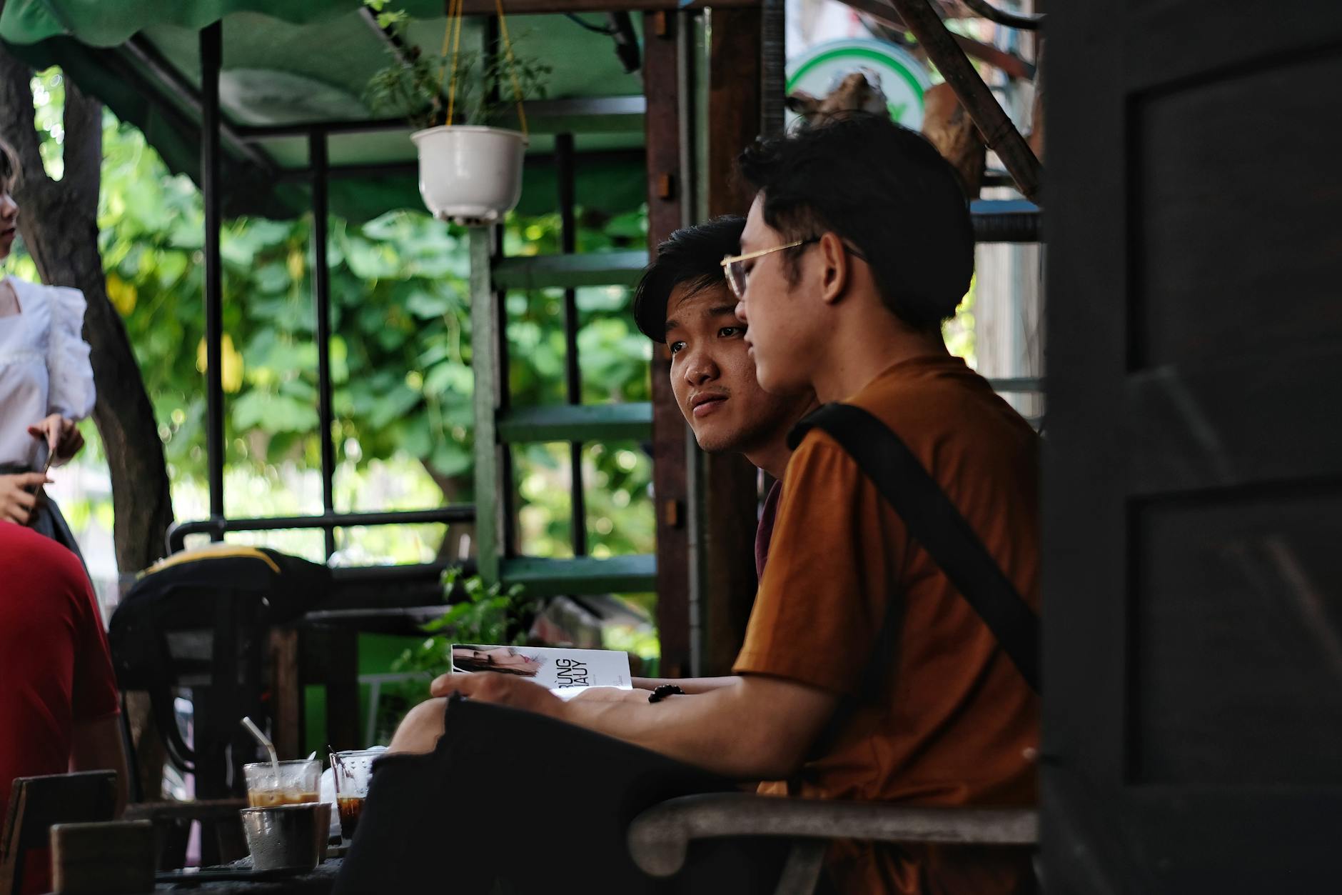 Người dùng liên hệ hỗ trợ khách hàng để xác minh tài khoản