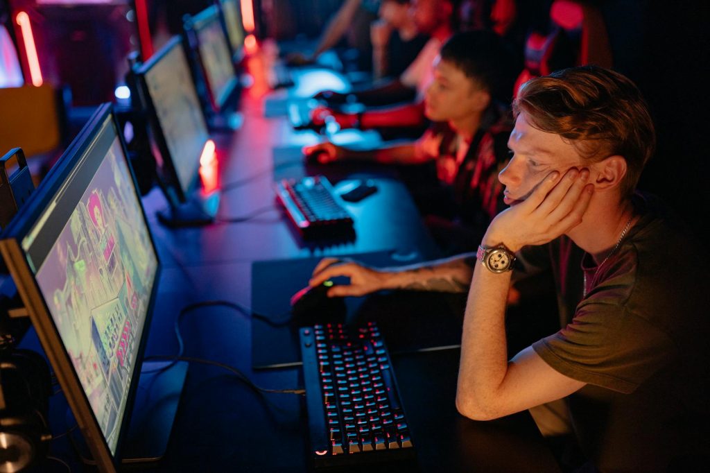Người chơi theo dõi dữ liệu trận đấu eSports trên màn hình để phân tích kèo