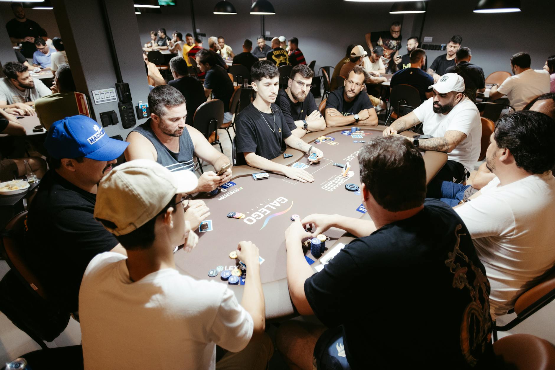 Bộ bài trên bàn chơi, gợi liên tưởng đến các game bài phổ biến