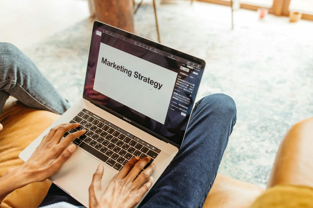 Người đang lập kế hoạch làm cộng tác viên online trên laptop tại nhà