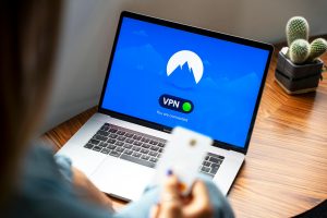 Điện thoại và laptop đang mở phần cài đặt VPN trong môi trường mạng gia đình
