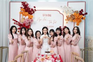 Người chơi theo dõi tỷ lệ cược trên điện thoại và ghi chú quản lý vốn