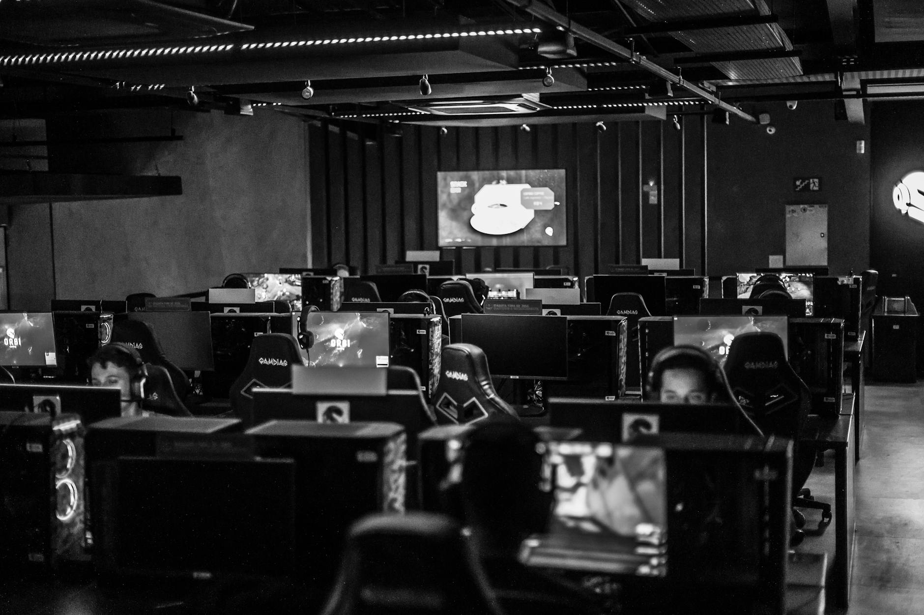 Người chơi đang phân tích dữ liệu trận e-sport trước khi đặt cược