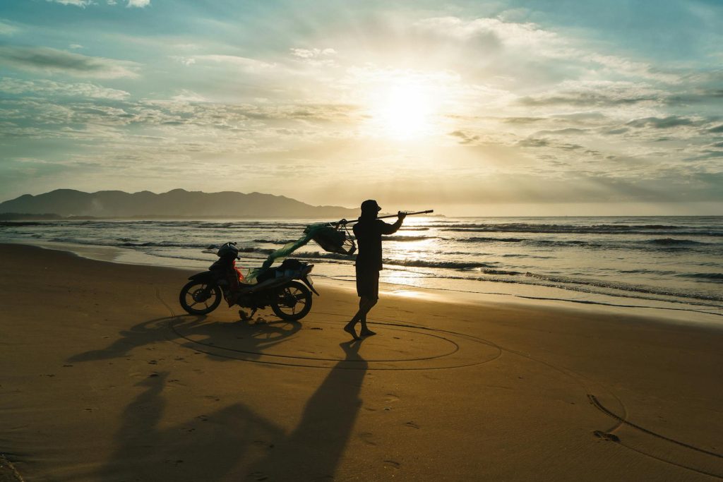 Người dùng kiểm tra và cập nhật thông tin cá nhân trên điện thoại