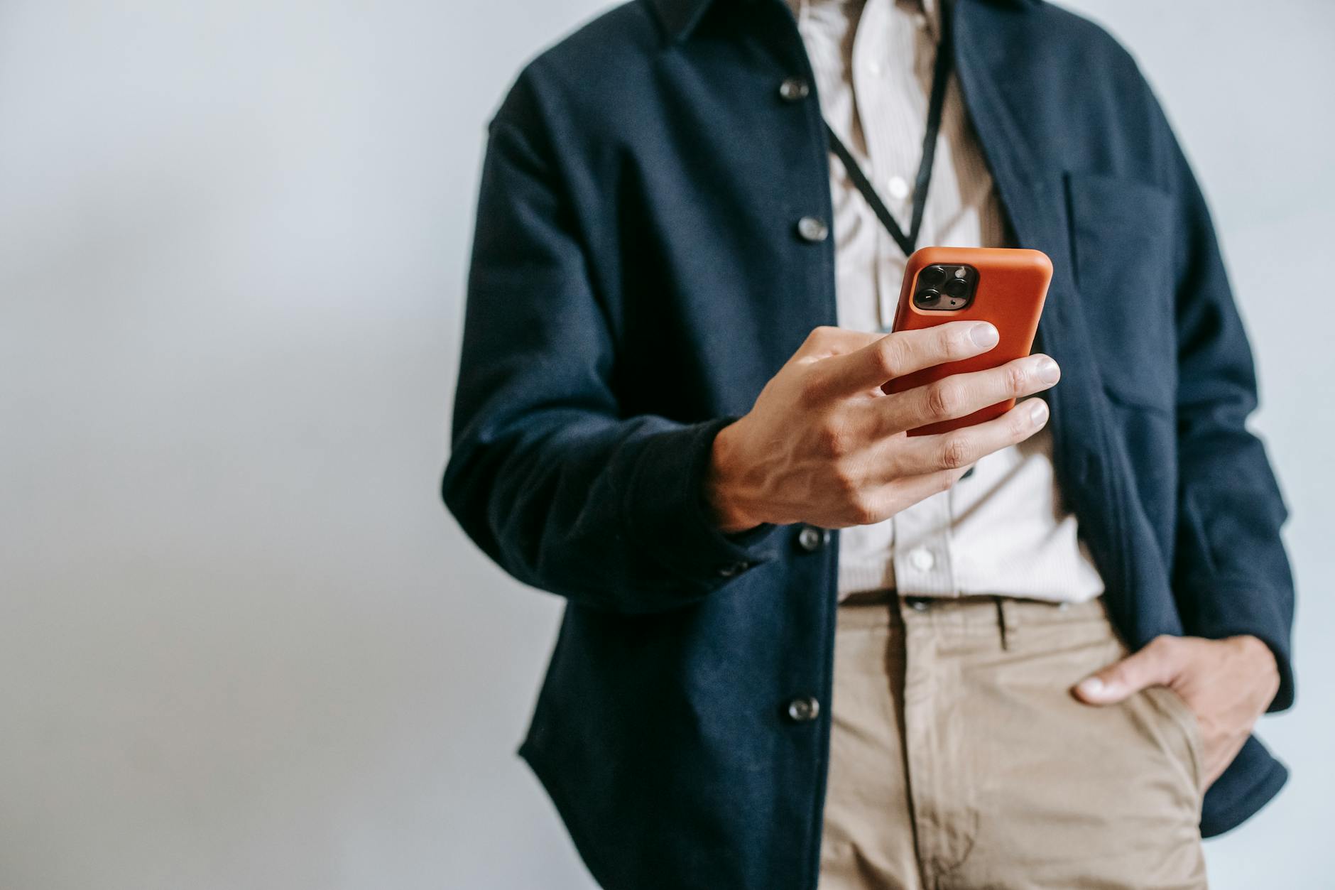 Người dùng cập nhật email trong phần cài đặt tài khoản trên điện thoại