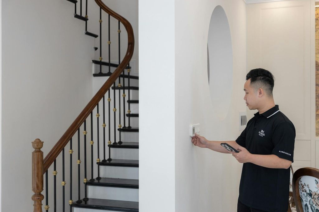 Người dùng thao tác liên kết ví điện tử trên điện thoại