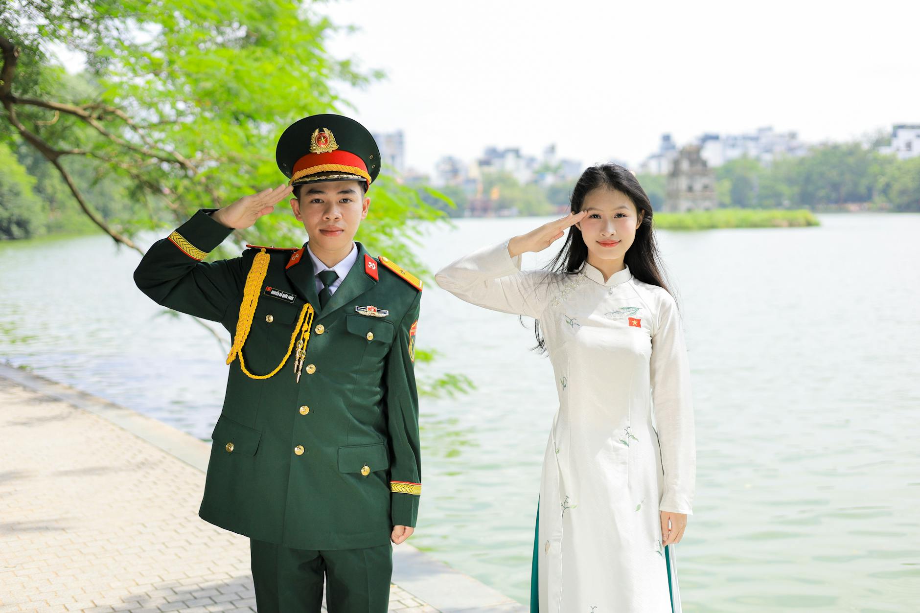 Người dùng kiểm tra thông báo trên điện thoại để không bỏ lỡ giftcode mỗi ngày