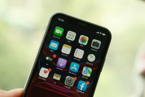 Người dùng kiểm tra điện thoại khi ứng dụng liên tục bị thoát ra ngoài