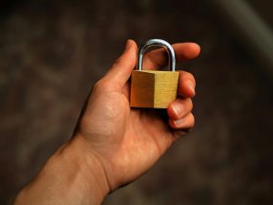 Biểu tượng ổ khóa và giao thức HTTPS trên trình duyệt thể hiện kết nối mã hóa an toàn