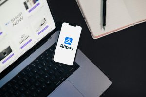 Người dùng đăng nhập tài khoản trên điện thoại và laptop