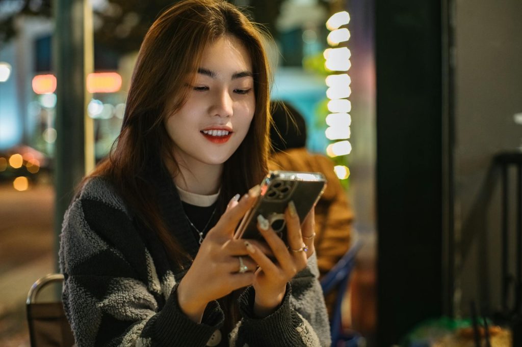 Người dùng kiểm tra danh sách ngân hàng hỗ trợ trên điện thoại trước khi giao dịch
