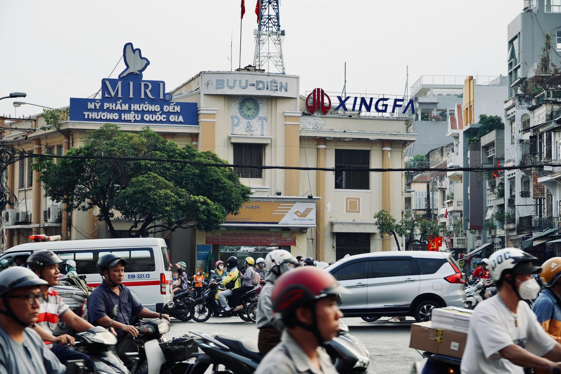 Thao tác quét mã QR để chuyển khoản ngân hàng trên điện thoại