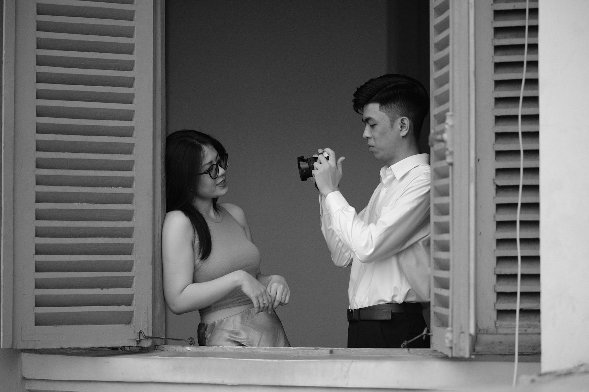Người dùng đổi ảnh đại diện trong phần hồ sơ tài khoản trên điện thoại